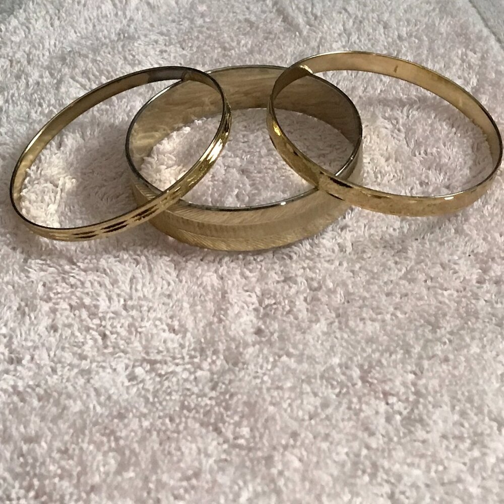 ✨ Vintage Gold‑Tone Bangle Trio — Effortless, Earthy Shine